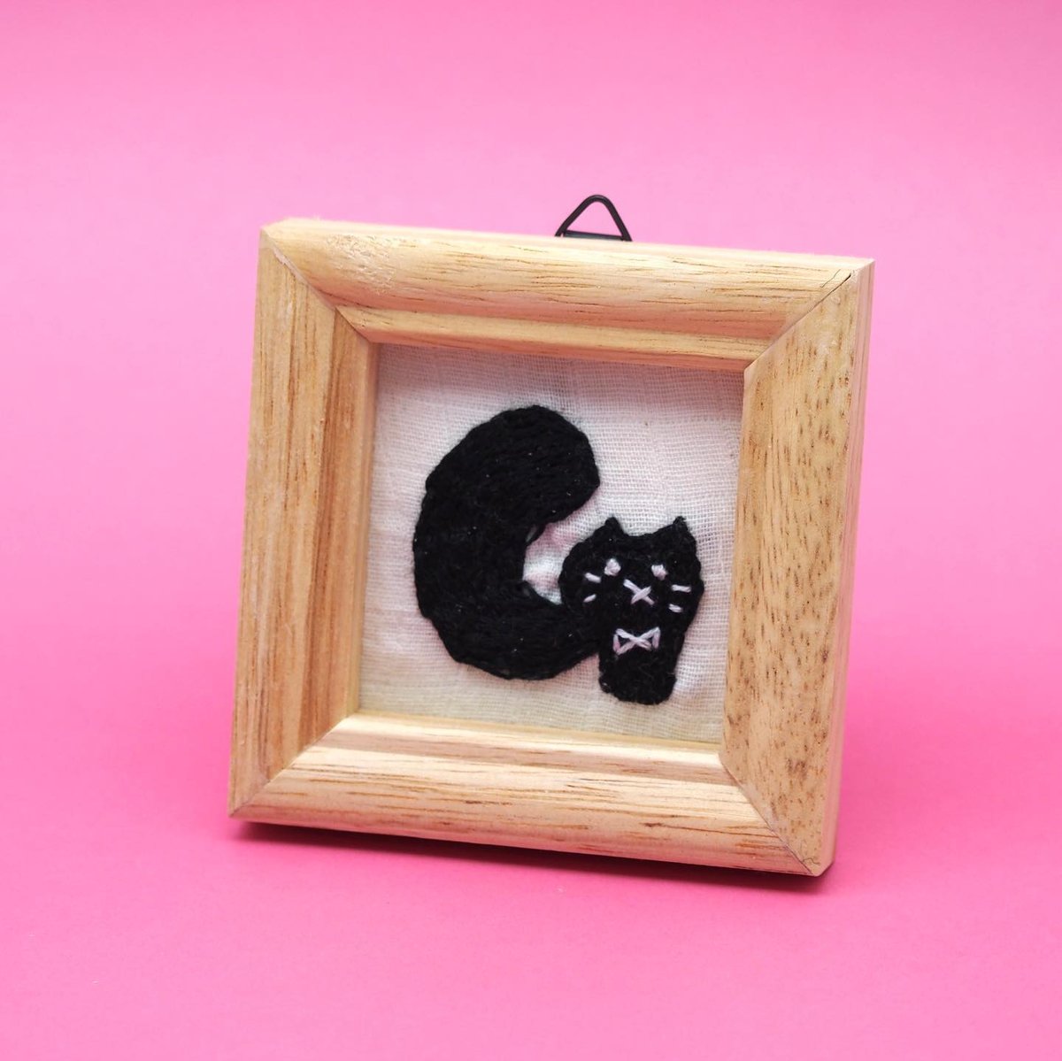 イニシャルにゃんこ刺繍【壁掛けミニフレーム】 | mieux mignon