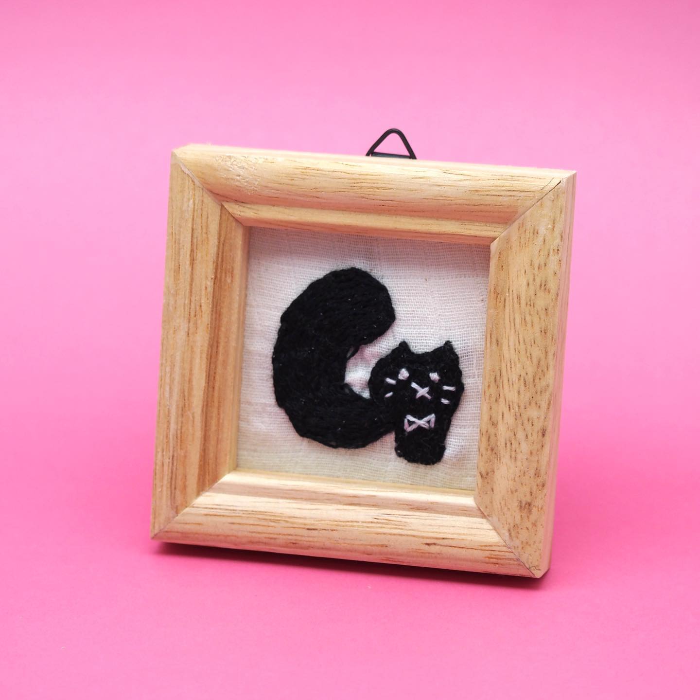イニシャルにゃんこ刺繍【壁掛けミニフレーム】 | mieux mignon