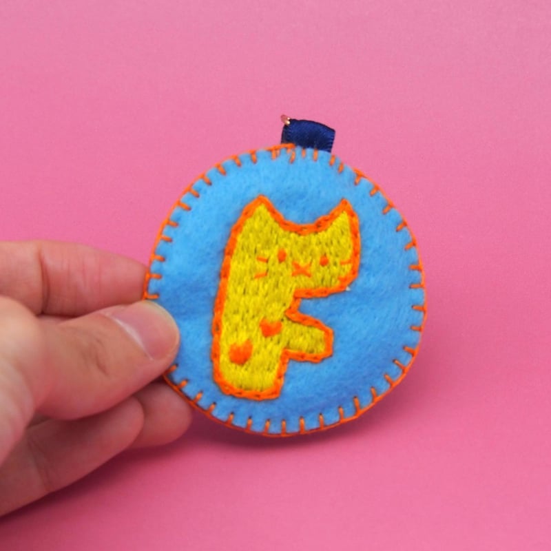 イニシャルにゃんこ刺繍【フェルトミニチャーム】 | mieux mignon