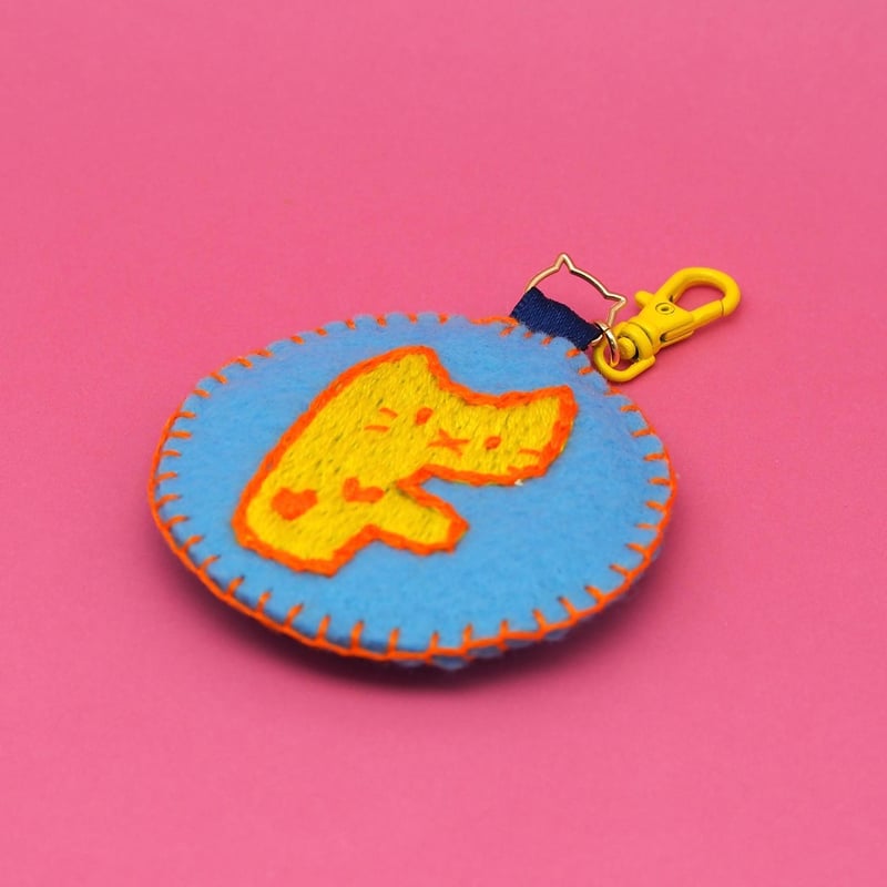 イニシャルにゃんこ刺繍【フェルトミニチャーム】 | mieux mignon