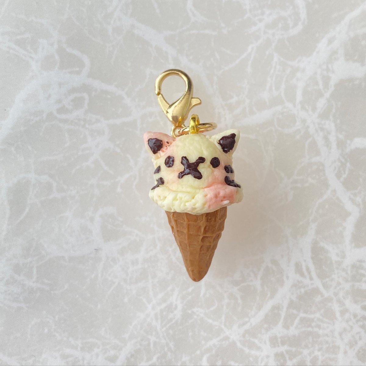 【現品限り】アイスクリーム&アイスクリーム　バッグチャーム　ねこちゃん fit=scale-down,w=1200