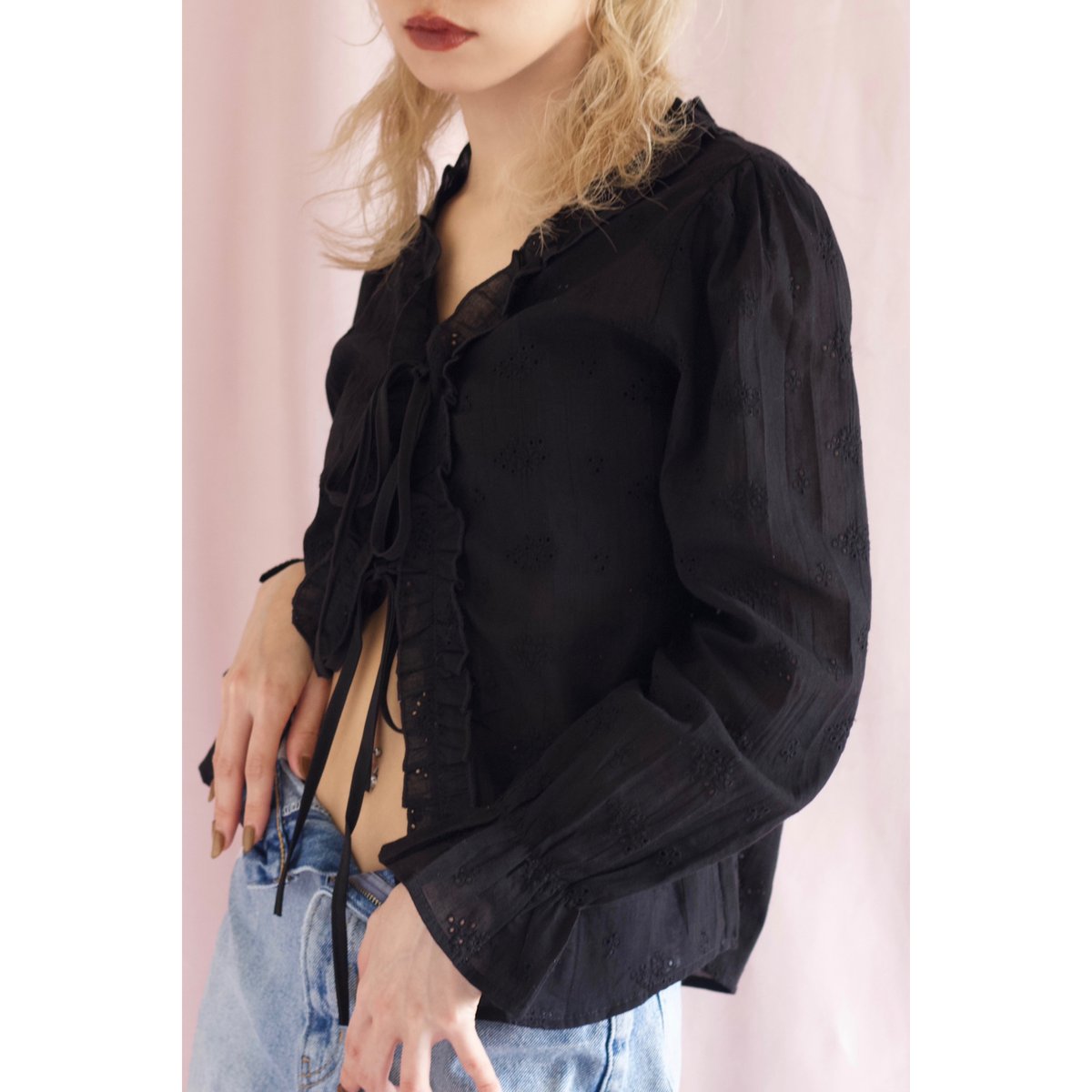 front ribbon frill sheer blouse BLACK | IPSUM