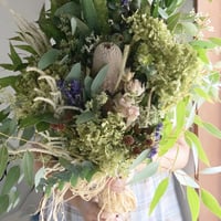 ユーカリとワイルドフラワーと季節の植物のスワッグ