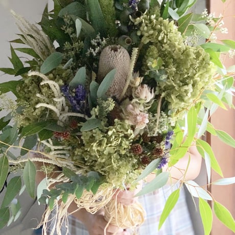 ユーカリとワイルドフラワーと季節の植物のスワッグ