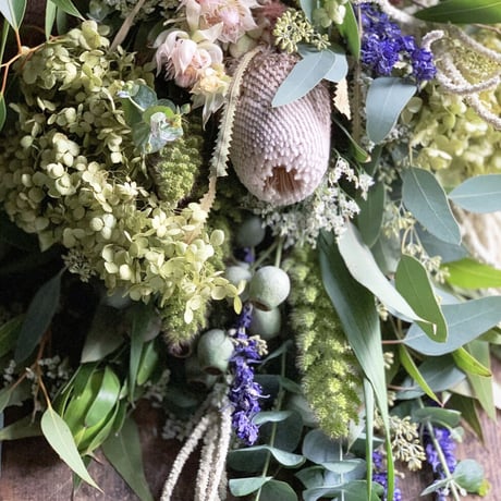 ユーカリとワイルドフラワーと季節の植物のスワッグ