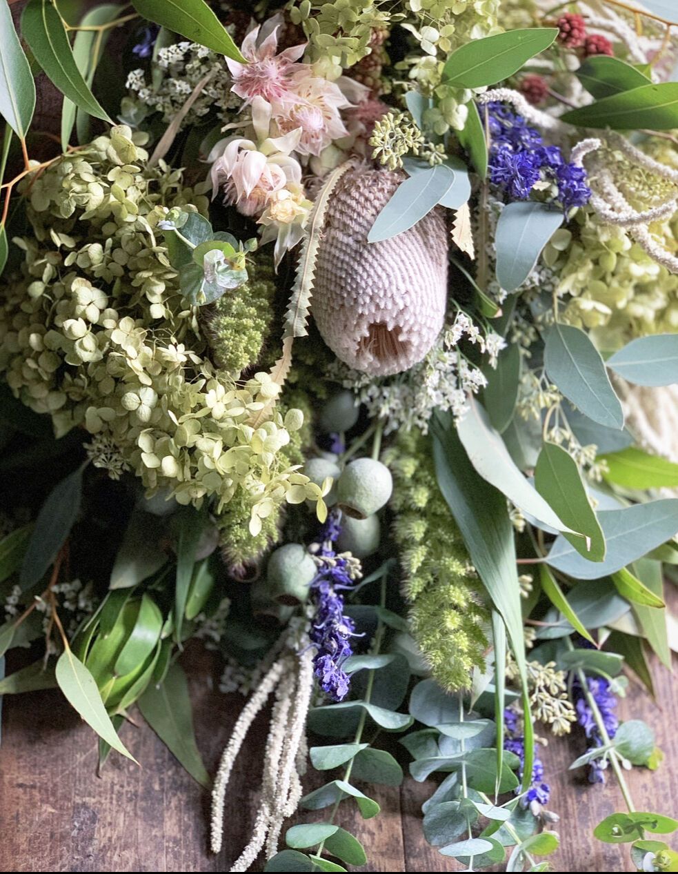 ユーカリとワイルドフラワーと季節の植物のスワッグ | La plantule