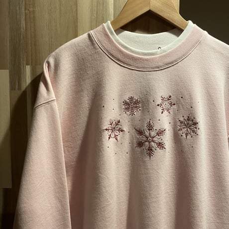 雪の結晶　モチーフ　刺繍　ダブルカラー　スウェットシャツ　ピンク