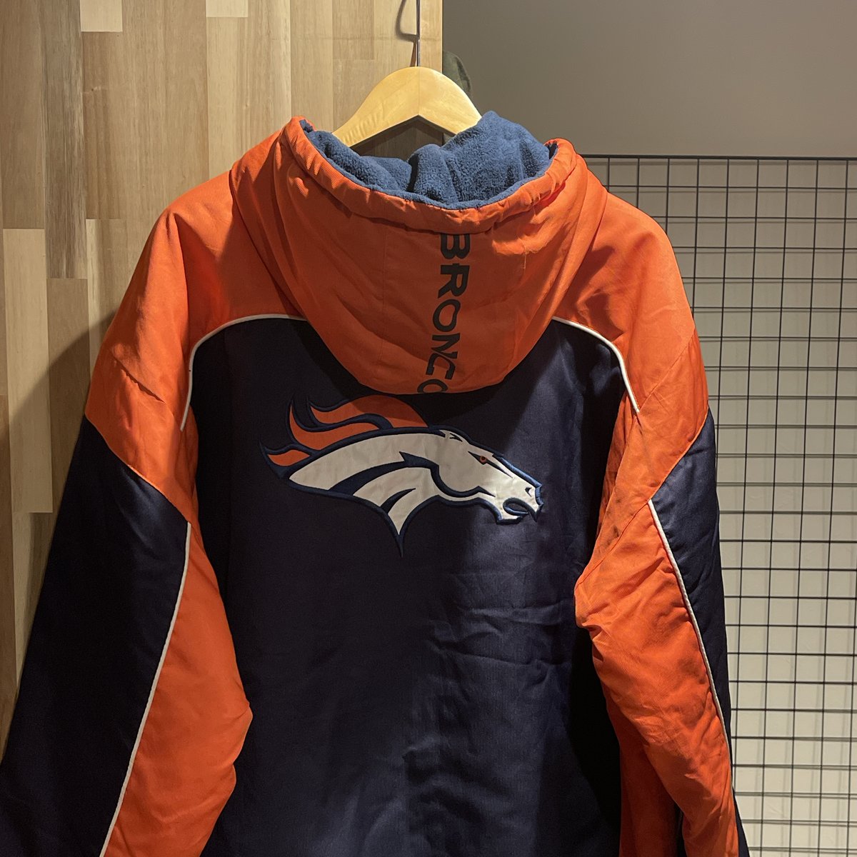 NFL TEAM APPAREL デンバー・ブロンコス 中綿ナイロンジャケット A369