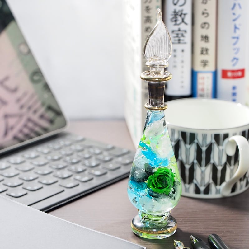 天然石お花 涼しくなり、温帯性スイレンは花が少なくなりましたが、熱帯性