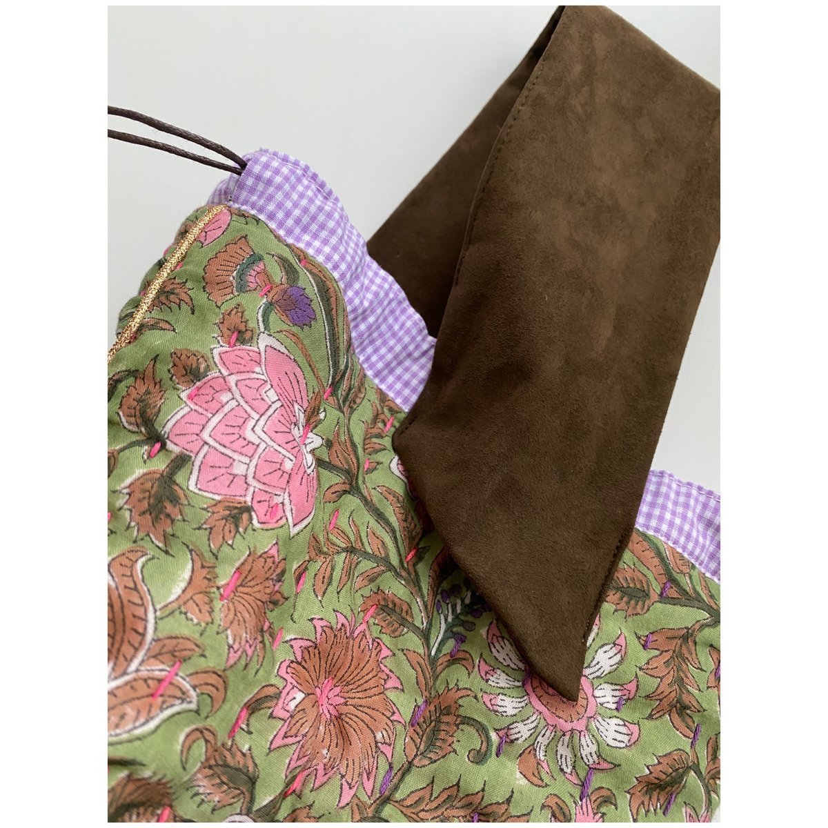 アダクワッタさんがヴィンテージ生地でひとつひとつハンドメイドで手掛ける巾着 アダクワッタさんがヴィンテージ生地でひとつひとつハンドメイドで