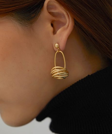 twisted hoop pierce / 2color　hm2156