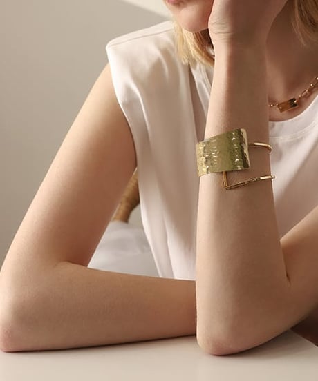 asymmetry nuance bangle　hm1565