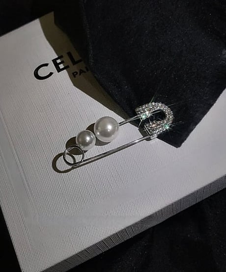 safety pin pearl stone pierce　hm1956