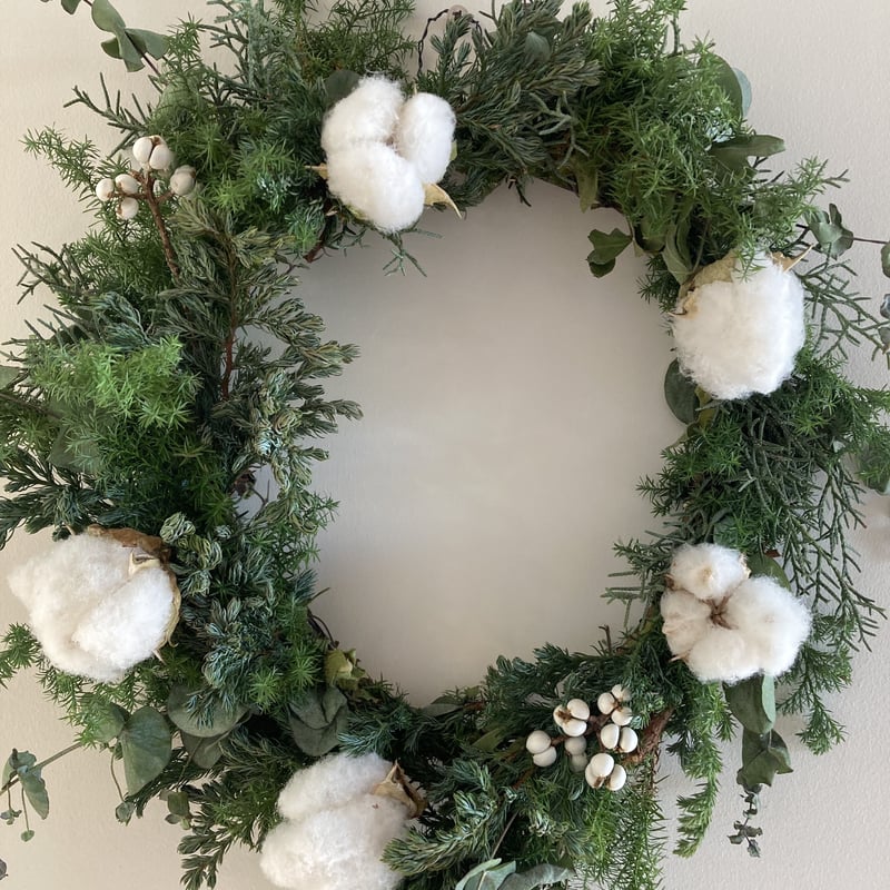 山帰来やベルギーナッツを丁寧に紡いだ針葉樹香る　オーバル型　クリスマス　リース 数種類の実物と針葉樹を紡いだ オーバル型のクリスマス リース