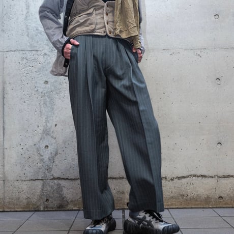 MIX TUCK DESIGN WIDE STRIPE SLACKS【GRAY】