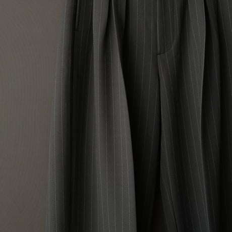 MIX TUCK DESIGN WIDE STRIPE SLACKS【GRAY】