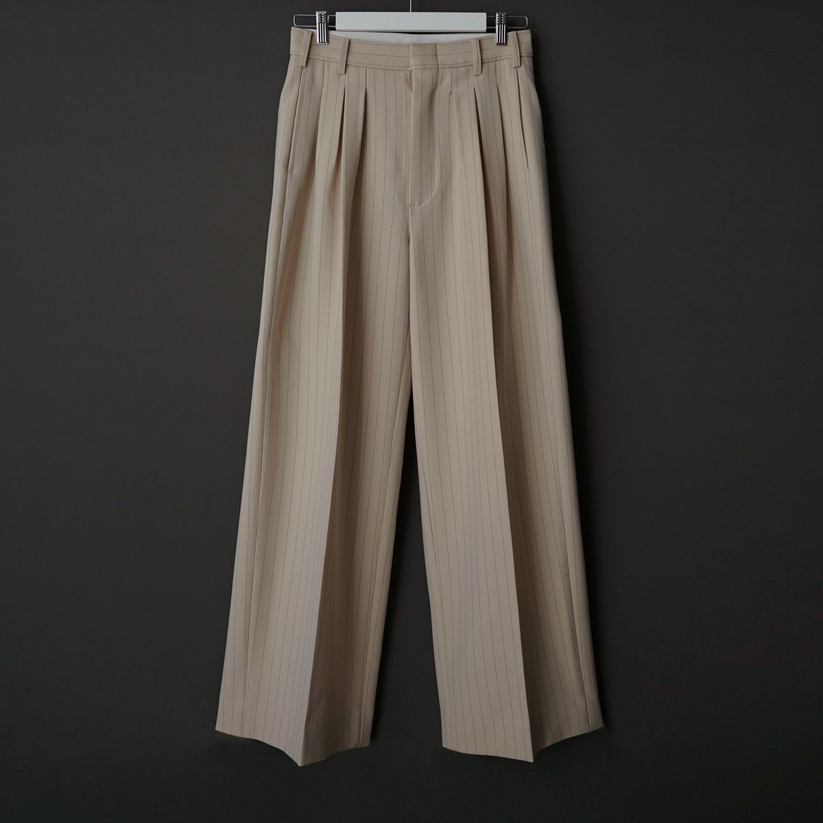 MIX TUCK DESIGN WIDE STRIPE SLACKS【OFF WHITE】 |