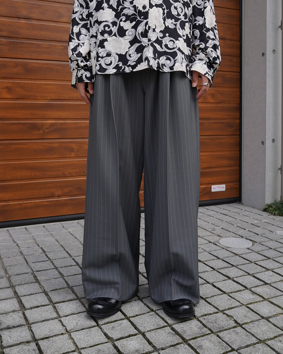 MIX TUCK DESIGN WIDE STRIPE SLACKS【GRAY】 | SHIK