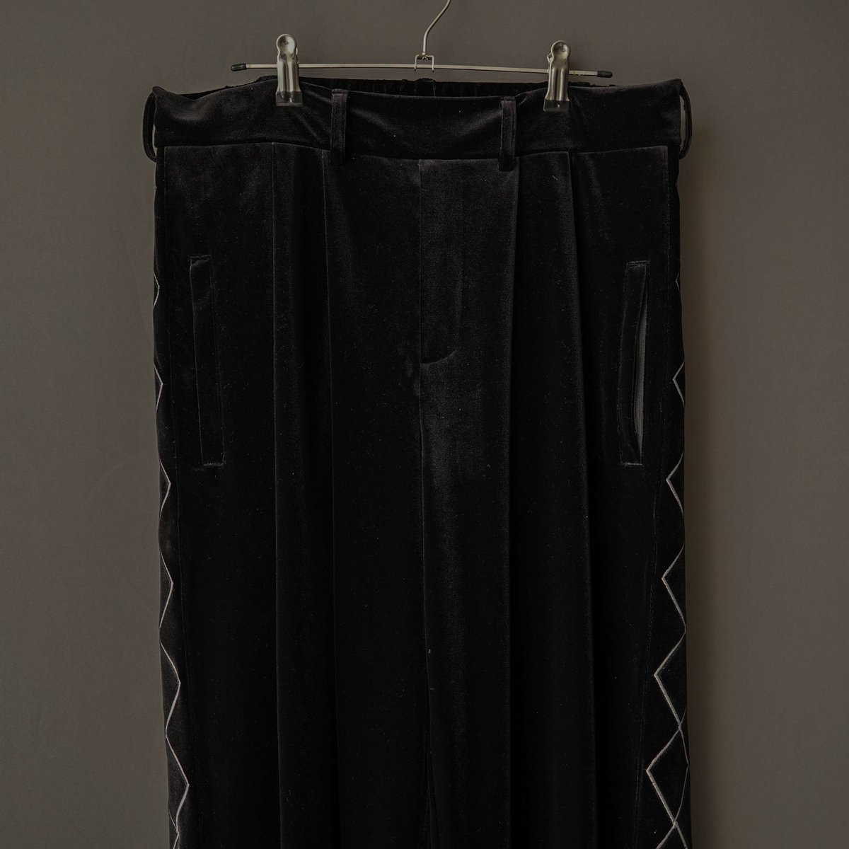 エビチリ様　オーダー品 EMBROIDERY VELOUR WIDE PANTS【BLACK】 | SHIKITARI