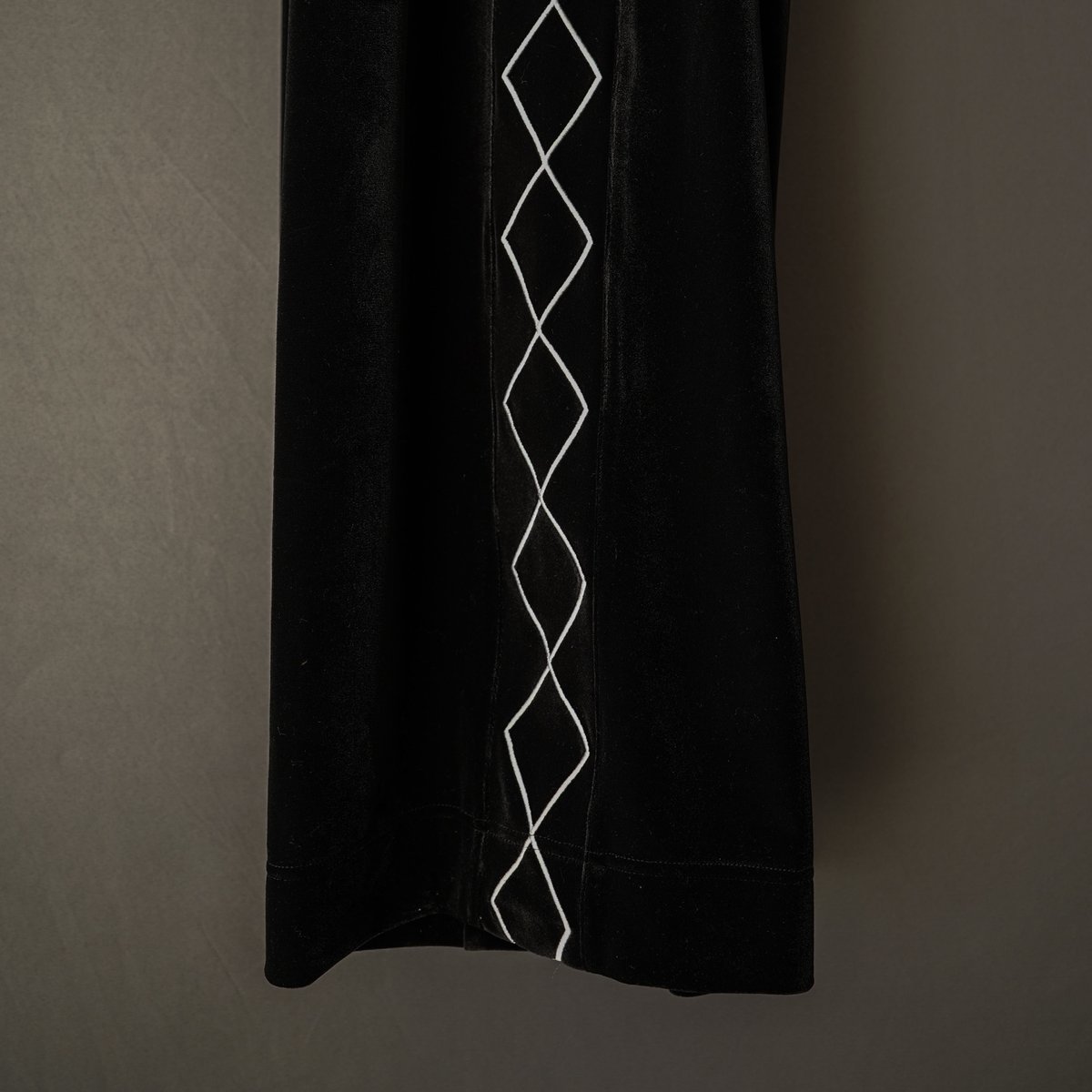 EMBROIDERY VELOUR WIDE PANTS【BLACK】 | SHIKITARI