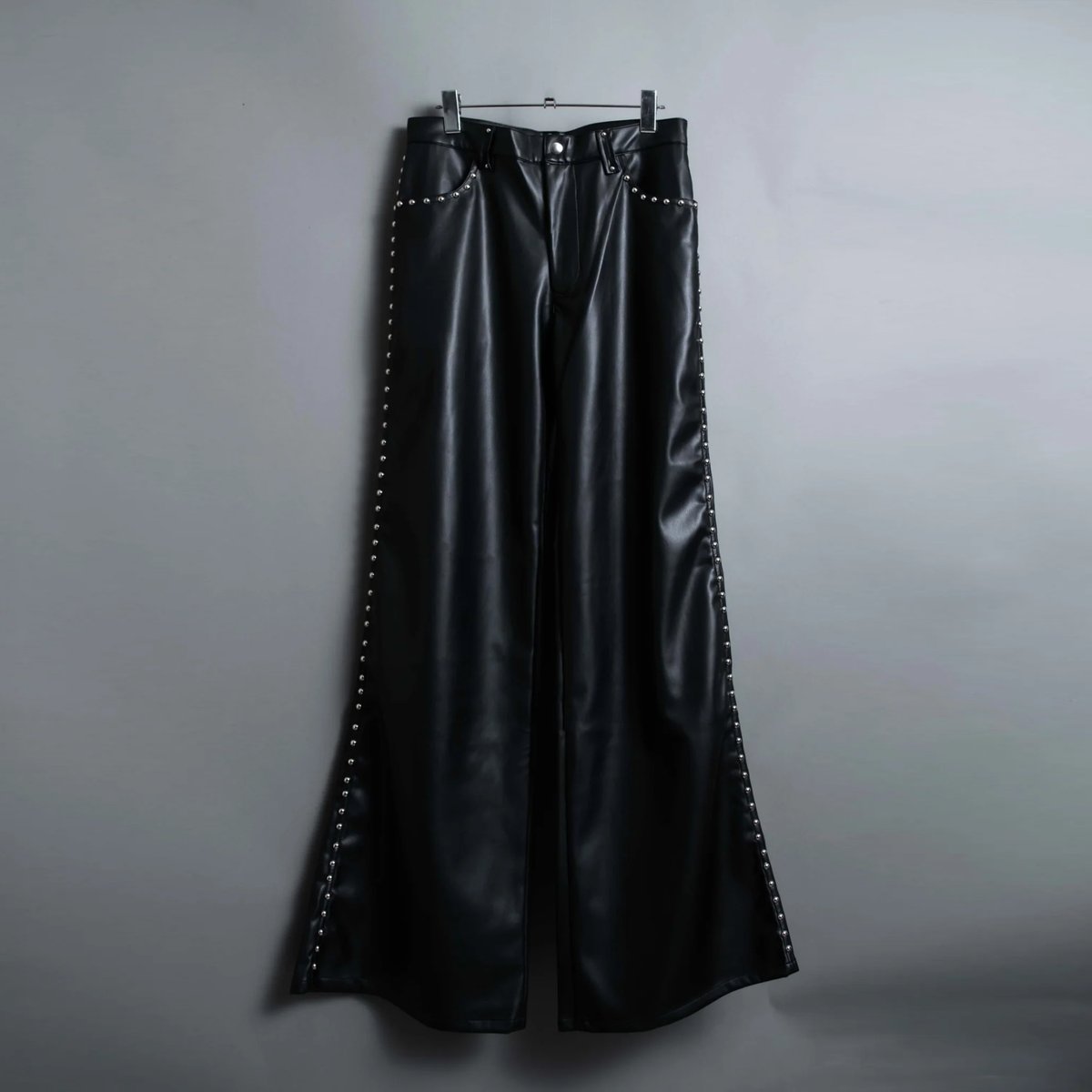 SHIKITARIのスタッズレザーパンツ ブラックMサイズ フレアパンツ SHIKITARIのスタッズレザーパンツ ブラックMサイズ フレアパンツ
