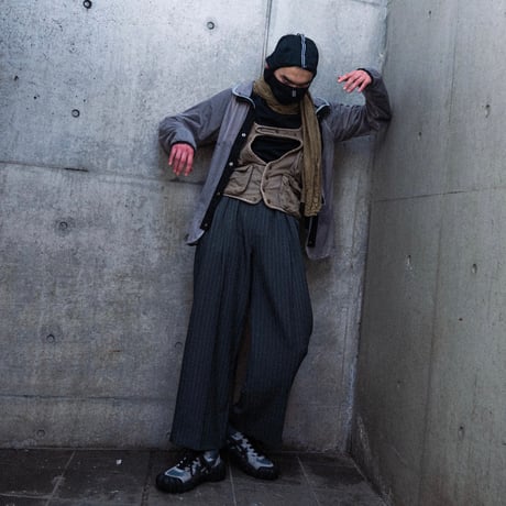 MIX TUCK DESIGN WIDE STRIPE SLACKS【GRAY】