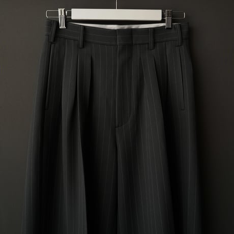MIX TUCK DESIGN WIDE STRIPE SLACKS【GRAY】