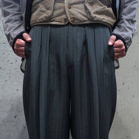 MIX TUCK DESIGN WIDE STRIPE SLACKS【GRAY】