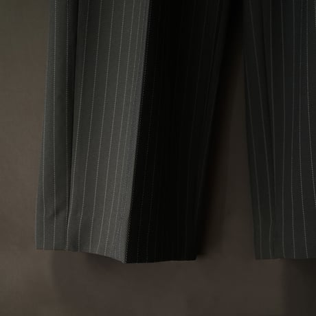 MIX TUCK DESIGN WIDE STRIPE SLACKS【GRAY】