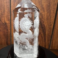 【クリスタルの昇龍A　台座付き】🐉すべてを浄化し、運気を上昇へ導く神聖な柱