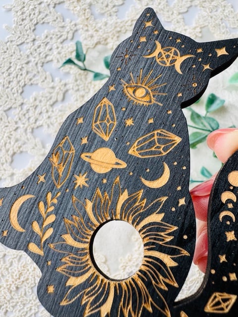 天然石タイガーアイ　スフィア　ねこ！猫耳？　6センチ　木製台座付き 天然石タイガーアイ スフィア ねこ！猫耳？ 6センチ 木製台座付き