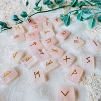 【ローズクォーツのルーンストーン】🔮優しい愛のエネルギーで導く