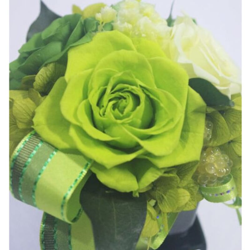 グリーンリーフ 薔薇 アレンジメント ホワイトグリーンローズのプリザーブドフラワーアレンジメント