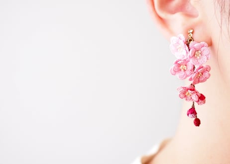 梅の花の耳飾り