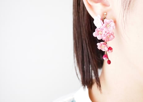 梅の花の耳飾り