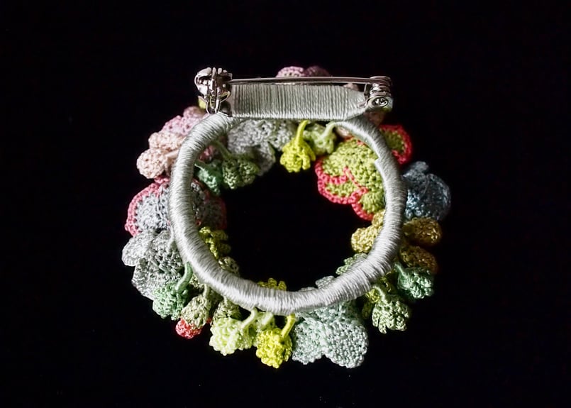 リースのブローチ 多肉植物のリースブローチ | アンデルヨン