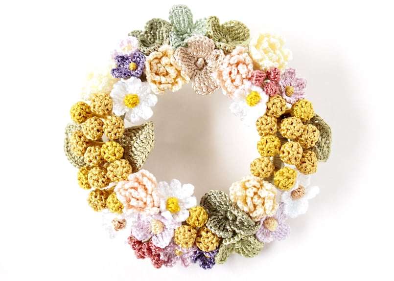 リースのブローチ クリスマスリースのブローチ ＊＊受注製作＊＊ レース編み 手編み