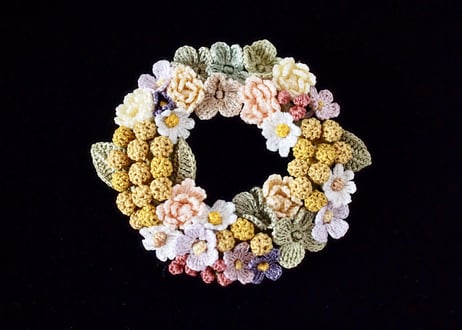 ミモザのリースブローチ