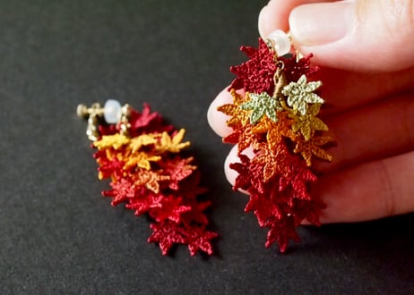 紅葉（モミジ）の耳飾り