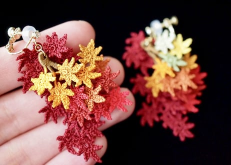 紅葉（モミジ）の耳飾り
