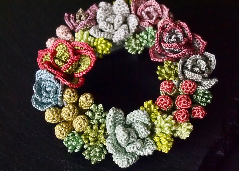 リースのブローチ リースのブローチ ラインストーン サークルブローチ 花冠