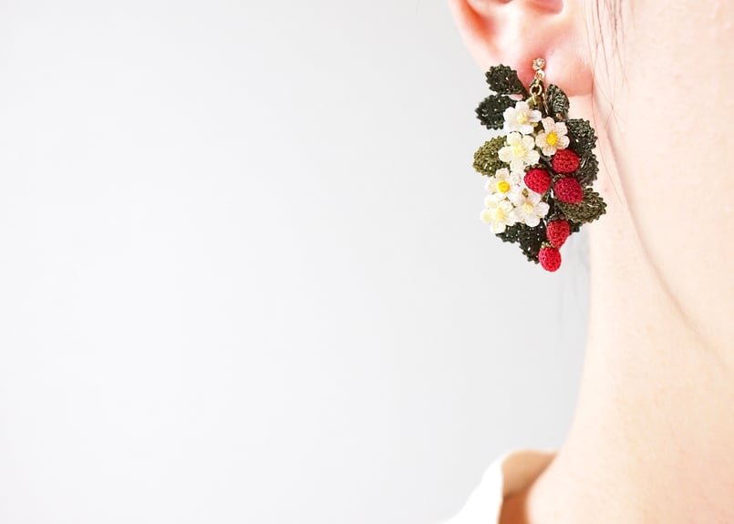 専用です。アンデルヨン　花とベリーのピアス いちごの耳飾り | アンデルヨン