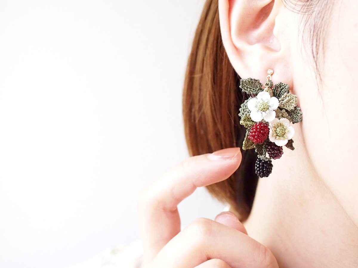 専用です。アンデルヨン　花とベリーのピアス ブラックベリーの耳飾り | アンデルヨン