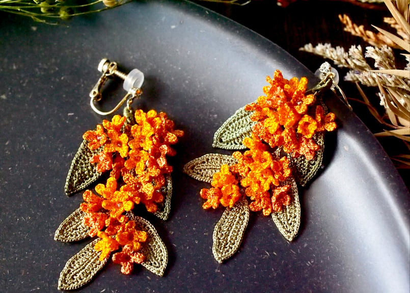 アンデルヨン　花刺繍ピアス 金木犀（キンモクセイ）の耳飾り | アンデルヨン
