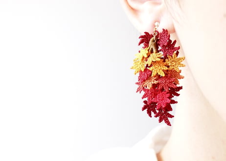 紅葉（モミジ）の耳飾り