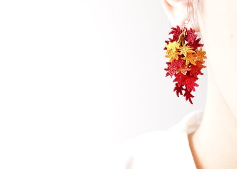 紅葉（モミジ）の耳飾り