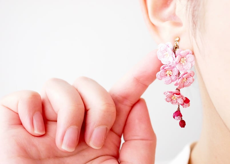 梅の花の耳飾り | アンデルヨン