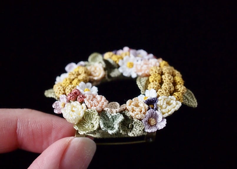 ミモザのリースブローチ | アンデルヨン