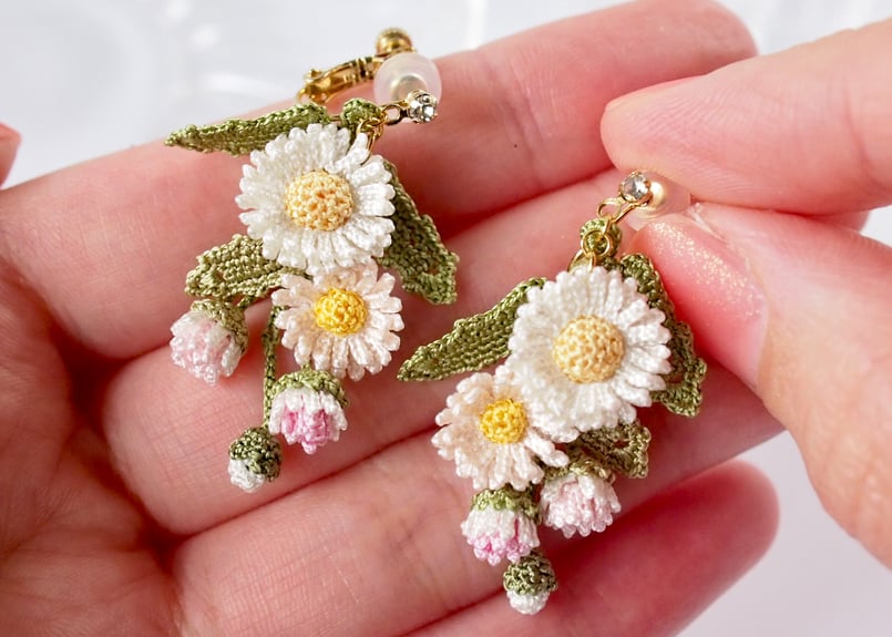 専用です。アンデルヨン　花とベリーのピアス ハルジオンの耳飾り | アンデルヨン