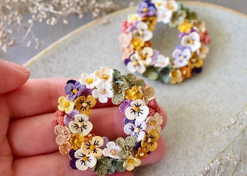 ビオラのリースブローチ | アンデルヨン